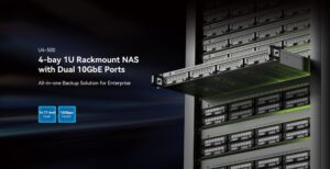 TerraMaster U4-500 monté dans un rack de serveurs avec description de ses caractéristiques principales