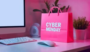 Sac de shopping rose "Cyber Monday" sur un bureau