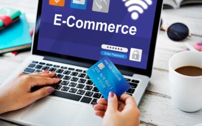 Femme utilisant un ordinateur portable pour l'e-commerce, avec une carte de crédit à la main.