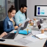 Équipe de développement logiciel en réunion, illustrant le professionnalisme des Top 10 des agences de développement en Suisse romande