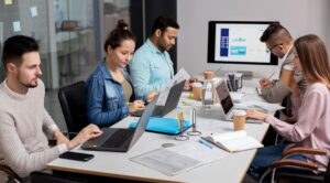 Équipe de développement logiciel en réunion, illustrant le professionnalisme des Top 10 des agences de développement en Suisse romande