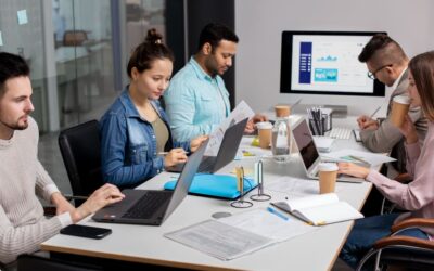 Équipe de développement logiciel en réunion, illustrant le professionnalisme des Top 10 des agences de développement en Suisse romande