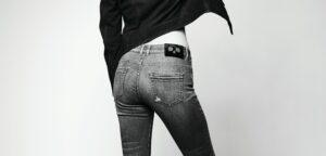 Jean taille basse 2026 : Simple nostalgie ou nouveau standard du vestiaire ?