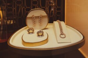 Élégance naturelle : bien choisir ses bijoux et accessoires