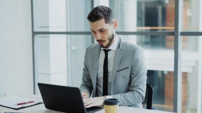 Un cadre professionnel travaille sur son ordinateur dans un bureau lumineux