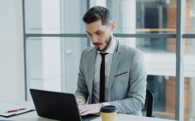Un cadre professionnel travaille sur son ordinateur dans un bureau lumineux