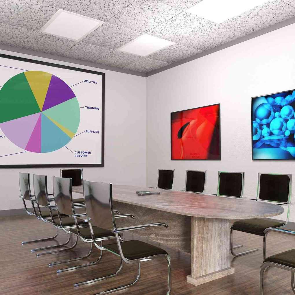 Une salle de réunion moderne avec table, chaises, écran et œuvres murales